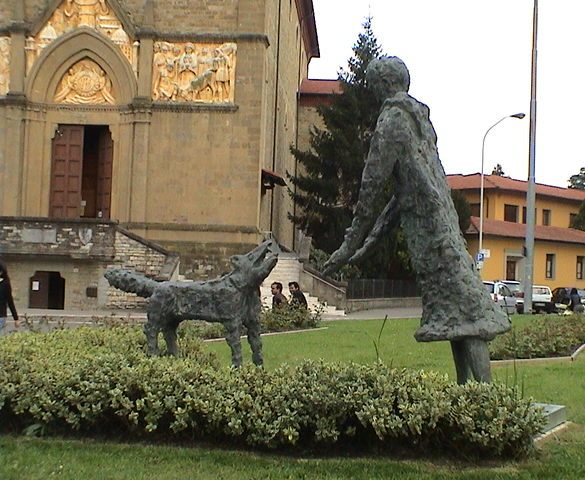 San Francesco e la lupa, scultura oggi di fronte alla chiesa di Saione